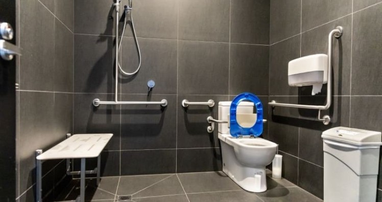 Aides salle de bain handicapé : comment les obtenir ?
