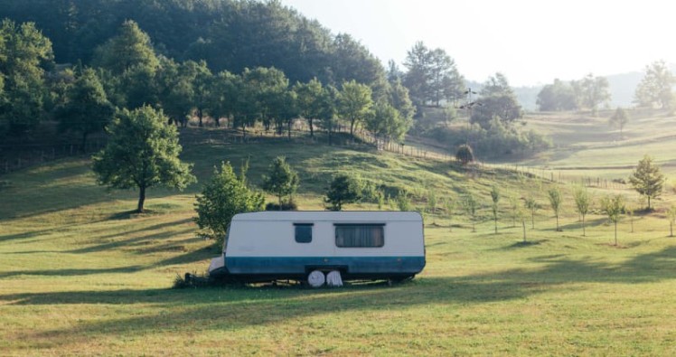 Caravane sur terrain privé : ce que dit la loi en 2025