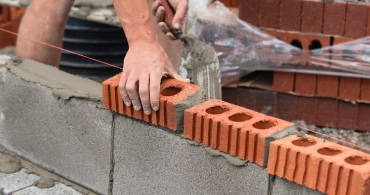 Dénoncer un travail au noir : comment le signaler efficacement