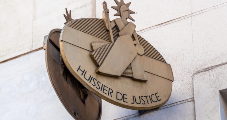 Un huissier peut-il saisir un compte à l’étranger ?