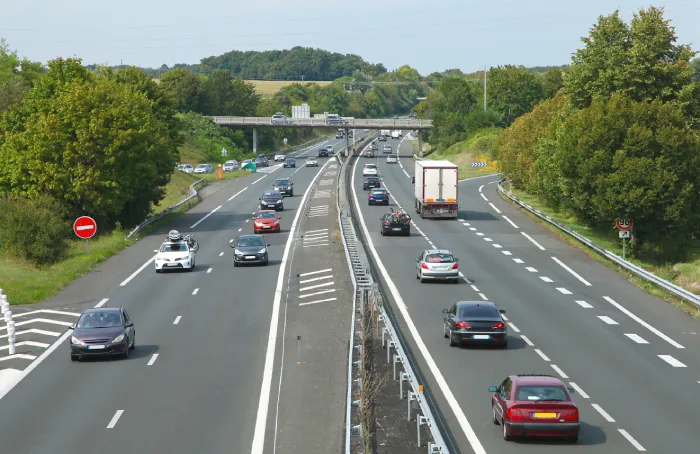 Autoroutes : Bruno Le Maire envisage une taxe sur les superprofits