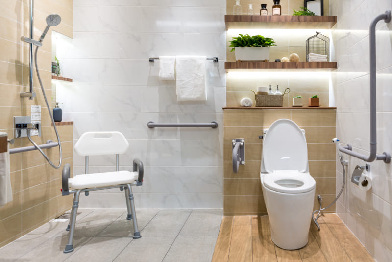 Équipements salle de bain handicapé : que faut-il installer ?