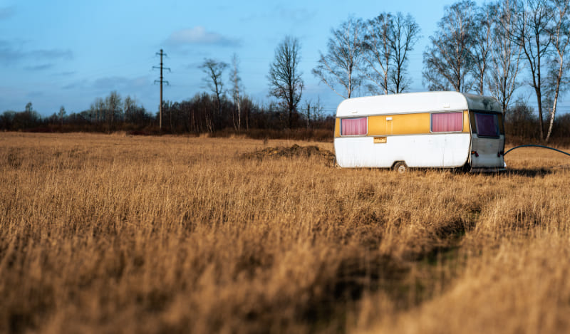 Caravane sur terrain privé : ce que dit la loi en 2025