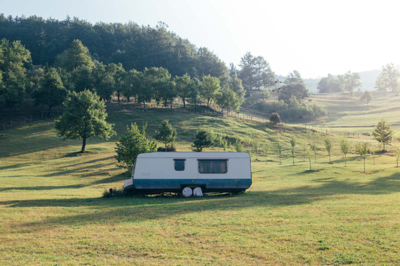 Caravane sur terrain privé : ce que dit la loi en 2025