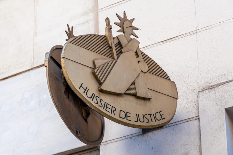 Un huissier peut-il saisir un compte à l’étranger ?